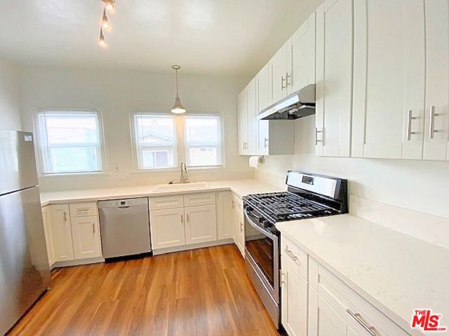 25 Falcon Avenue, Long Beach CA: https://media.crmls.org/mediaz/d873caa9-fda6-411c-8d01-d9ca70043be6.jpg