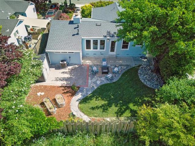 843 15th Avenue, Menlo Park CA: https://media.crmls.org/mediaz/d87411e1-3920-4ec9-9910-d4358d9c41a0.jpg