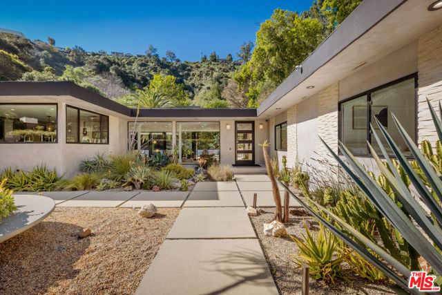 9991 Liebe Drive, Beverly Hills CA: https://media.crmls.org/mediaz/d874dc4b-26a1-4f95-8419-d02bd035a7f3.jpg