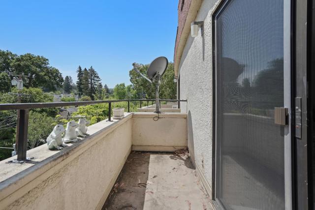 1500 Willow Avenue, Burlingame CA: https://media.crmls.org/mediaz/d8752f9b-91fc-4a51-869d-4e693a71c079.jpg