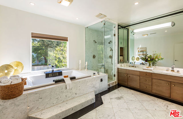 739 20th Street, Santa Monica CA: https://media.crmls.org/mediaz/d8753bbe-89ae-476f-af6b-ffd1668b4031.jpg