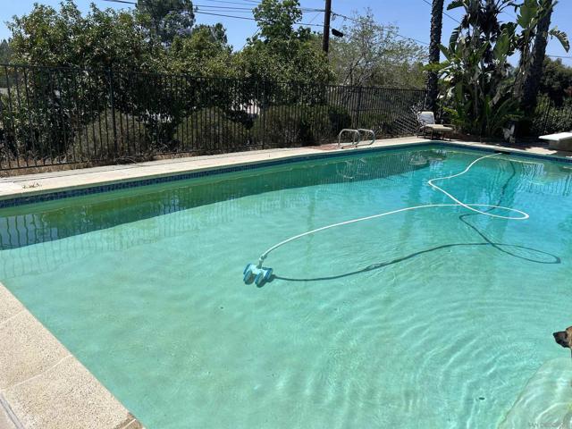 1190 Robertson Dr, Escondido CA: https://media.crmls.org/mediaz/d875a95f-91dc-43ff-8c09-8e18eee6d299.jpg
