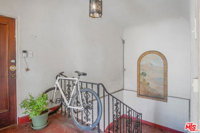 712 S Stanley Avenue, Los Angeles CA: https://media.crmls.org/mediaz/d875b131-5ad1-427b-aaa0-417149eb8893.jpg