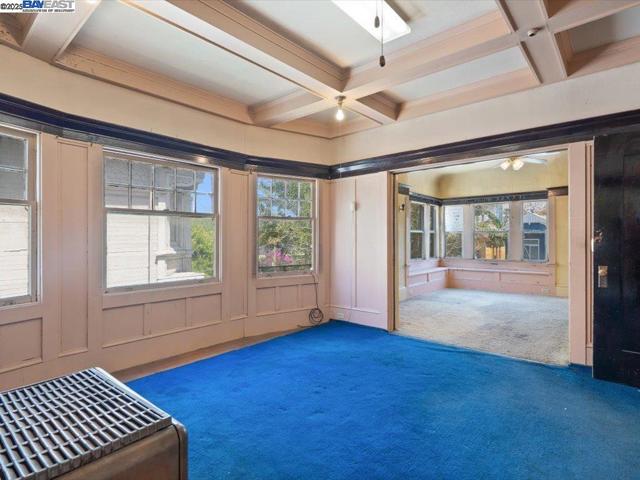 1013 Chestnut St, Oakland CA: https://media.crmls.org/mediaz/d875e567-f201-40a3-95d1-b13a2ab87db1.jpg