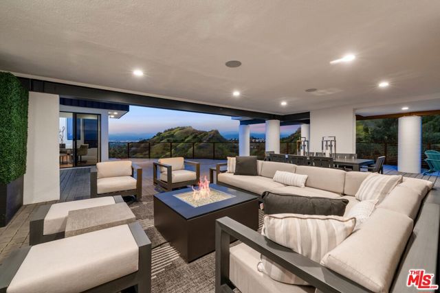 3372 Longridge Terrace, Sherman Oaks CA: https://media.crmls.org/mediaz/d87666c1-c7ea-4100-b7d4-4fcb53b385ea.jpg