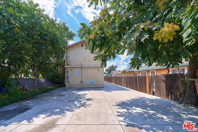 1247 E Vernon Avenue, Los Angeles CA: https://media.crmls.org/mediaz/d876878d-38fa-430b-9e09-6f3a722a7f55.jpg