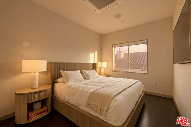 928 N Croft Avenue, Los Angeles CA: https://media.crmls.org/mediaz/d877dbfe-3cc6-4021-8d4e-d479710fdd35.jpg