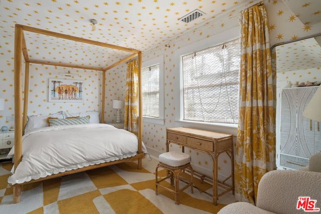 2704 3rd Street, Santa Monica CA: https://media.crmls.org/mediaz/d878680d-0907-4d61-bcbb-42ee8eb51839.jpg