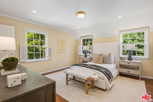 1376 San Ysidro Drive, Beverly Hills CA: https://media.crmls.org/mediaz/d87881ef-abe1-4d53-9fba-954c4331c44c.jpg