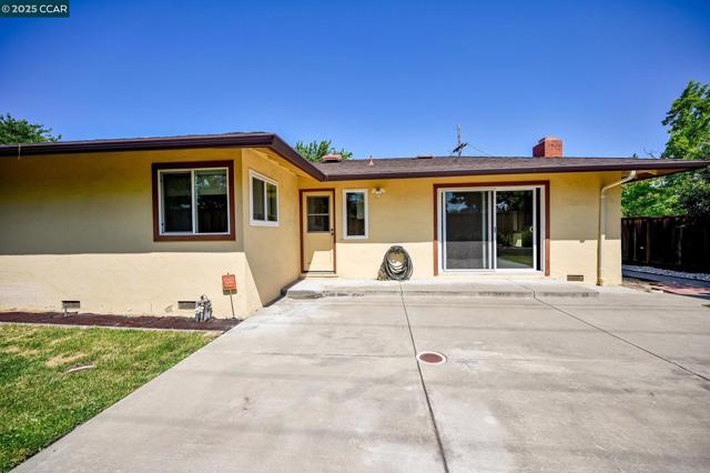 1236 Sherlock Way, Concord CA: https://media.crmls.org/mediaz/d87a0439-f6cc-428b-8a16-328b558c5aa2.jpg