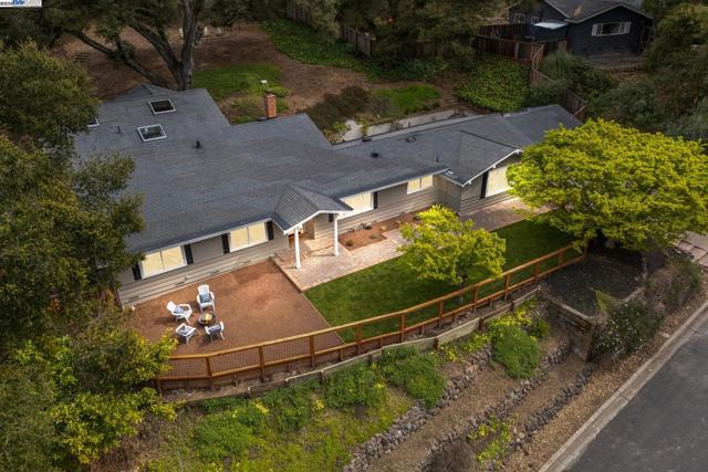 10 Easton Ct, Orinda CA: https://media.crmls.org/mediaz/d87a8555-9140-4d9e-bf55-05acbe4bc877.jpg