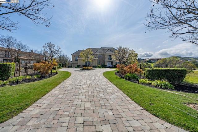 1569 Via Di Salerno, Pleasanton CA: https://media.crmls.org/mediaz/d87ab7b4-4373-4299-b354-a7cec4a91422.jpg