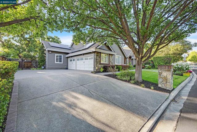 10 Woodside Dr, Danville CA: https://media.crmls.org/mediaz/d87c6482-4816-4f4f-a7cc-d7a34374c216.jpg