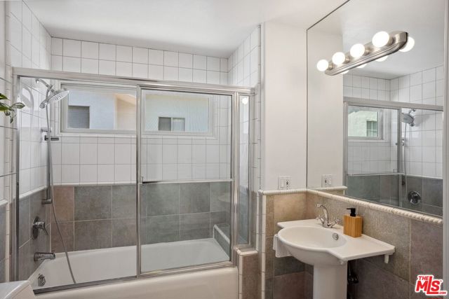 314 22nd Street, Santa Monica CA: https://media.crmls.org/mediaz/d87cb0a4-4ab4-48a5-8e84-e6ffeda2bc3b.jpg