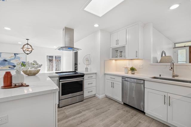 924 Magnolia Dr, Alameda CA: https://media.crmls.org/mediaz/d87d4f69-f40a-47a7-bcad-c26a05ca29b2.jpg