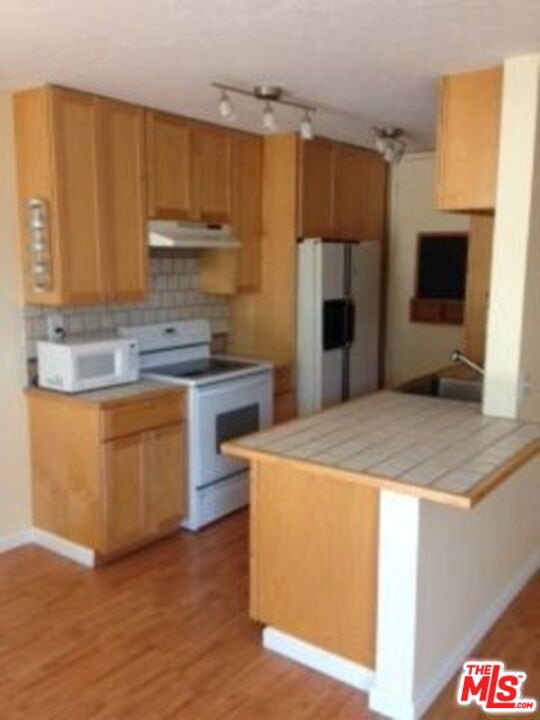 10751 Wilshire Boulevard, Los Angeles CA: https://media.crmls.org/mediaz/d87e31bf-bdec-4af6-836c-a5b2ab29cd3f.jpg