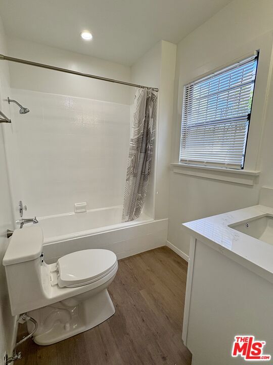 170 N Orange Drive, Los Angeles CA: https://media.crmls.org/mediaz/d87e9ac7-febc-4ada-bd1f-449d84c6edc3.jpg