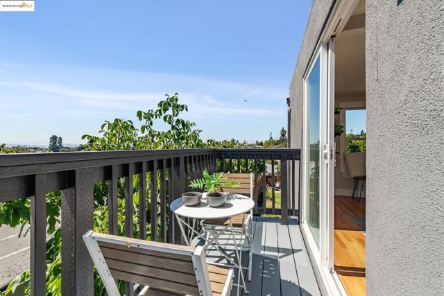 4015 Rhoda Ave, Oakland CA: https://media.crmls.org/mediaz/d87f581a-25c9-405b-9d94-b70e830d3fd4.jpg