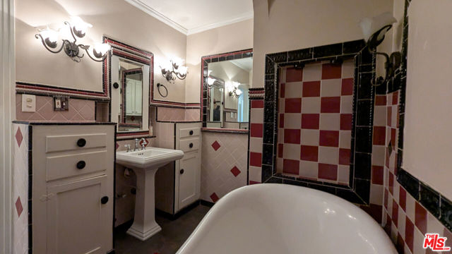 4925 W 20th Street, Los Angeles CA: https://media.crmls.org/mediaz/d87fb6c6-ec35-4058-be05-b3207135836c.jpg