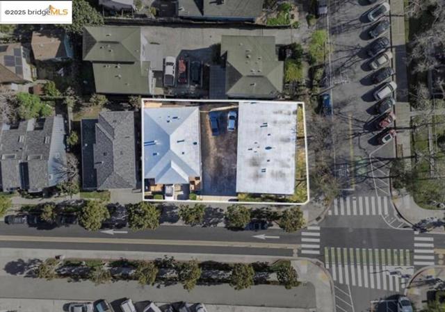 1298 63rd St, Emeryville CA: https://media.crmls.org/mediaz/d87fda45-70e9-4bb5-9130-c3f273787570.jpg