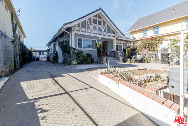 1207 S Harvard Boulevard, Los Angeles CA: https://media.crmls.org/mediaz/d8809d01-65f2-4604-8a3e-0c7f675d7ace.jpg