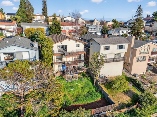 16605 Rolando Ave, Castro Valley CA: https://media.crmls.org/mediaz/d880f987-c68e-404b-a2aa-56e7195aaa5d.jpg
