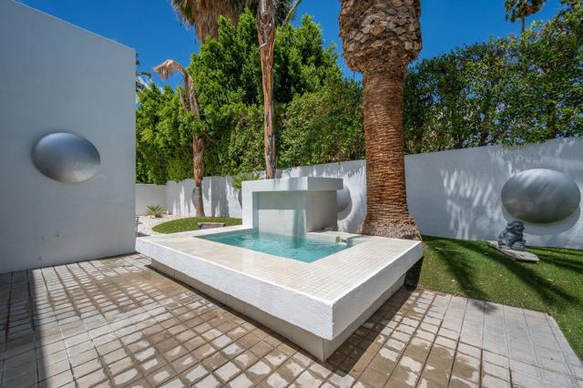 520 W ViA Lola, Palm Springs CA: https://media.crmls.org/mediaz/d8811901-5745-49b0-910e-ef687e60bd7f.jpg