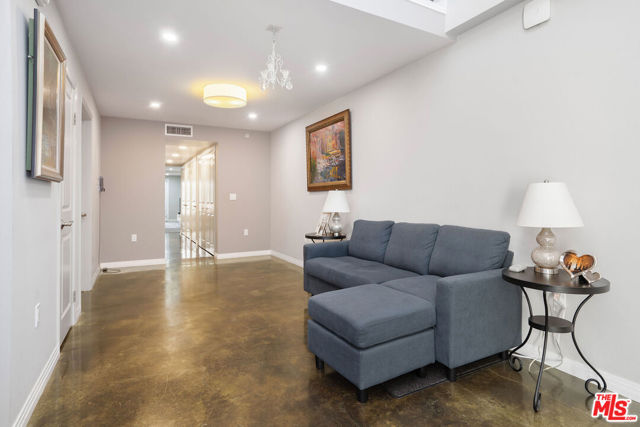 125 N Raymond Avenue, Pasadena CA: https://media.crmls.org/mediaz/d8813c87-6b9e-48bb-88c9-6cfa7f5971b2.jpg