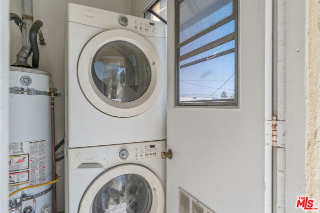 458 N Genesee Avenue, Los Angeles CA: https://media.crmls.org/mediaz/d881a3ae-35c5-4fa7-a59f-4db340c9b803.jpg