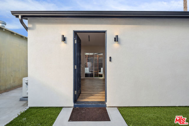 3976 Mclaughlin Avenue, Los Angeles CA: https://media.crmls.org/mediaz/d88292b8-6f18-42c8-b0e1-6e647cf4c6c7.jpg