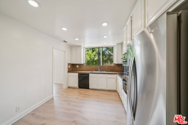 8865 Alden Drive, Los Angeles CA: https://media.crmls.org/mediaz/d88382ee-ea1f-4f7a-ad0a-1ad93dd49cb3.jpg