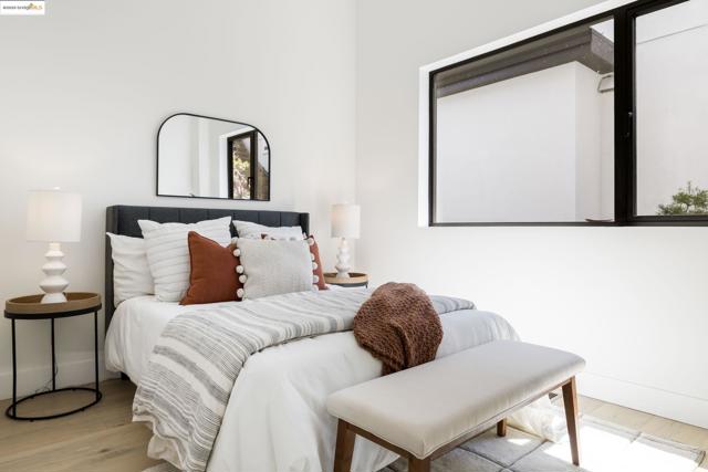 7270 Woodrow Dr, Oakland CA: https://media.crmls.org/mediaz/d8838f77-3aff-4c15-87a5-890c70975311.jpg