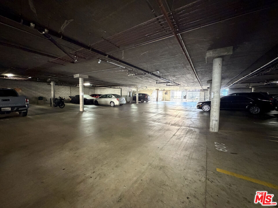 https://media.crmls.org/mediaz/d883bb13-25d6-4bc4-9c3f-9b041fcc78ca.jpg?preset=X-Large