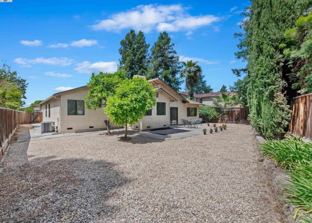 4182 Garatti Court, Pleasanton CA: https://media.crmls.org/mediaz/d8840836-2005-426b-8114-fb7babe900c3.jpg
