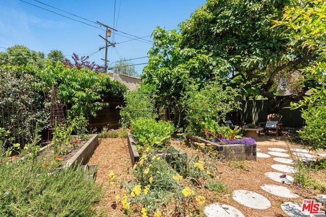 4148 Mentone Avenue, Culver City CA: https://media.crmls.org/mediaz/d8846031-5d33-4230-8694-ea8a19b41fa4.jpg