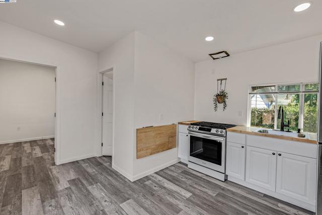 2708 60th Avenue, Oakland CA: https://media.crmls.org/mediaz/d8848759-ec31-4f17-aaf6-0600b066c555.jpg