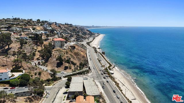 18002 Coastline Drive, Malibu CA: https://media.crmls.org/mediaz/d884a153-fa36-4d40-863f-aba70a7ef8d2.jpg
