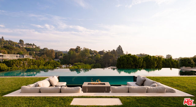 642 Perugia Way, Los Angeles CA: https://media.crmls.org/mediaz/d8855e7d-a36c-4479-b55a-8f0d0b8489c8.jpg