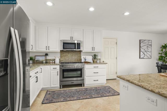 3937 Majestic Dr, Concord CA: https://media.crmls.org/mediaz/d885d84b-7352-41f4-845d-8e6144fb219d.jpg