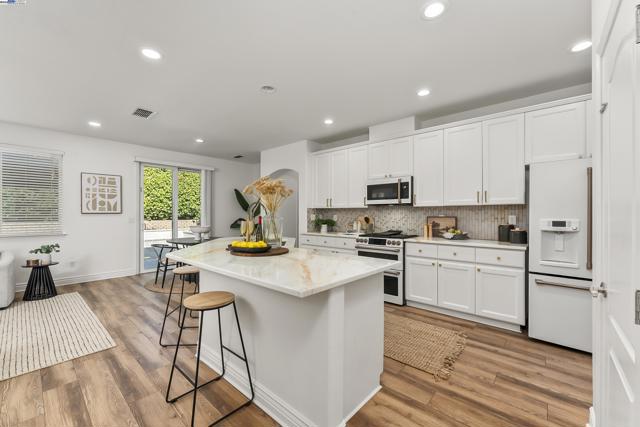 309 Aspen Ct, Roseville CA: https://media.crmls.org/mediaz/d88659f3-64f9-482b-9053-7dbfca8df8ea.jpg