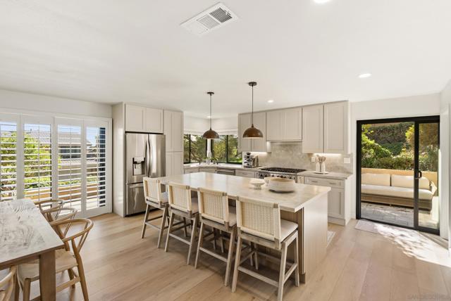 6489 Caminito Catalan, La Jolla CA: https://media.crmls.org/mediaz/d886beaf-5f2d-44d5-9275-53ad6f6b72c2.jpg