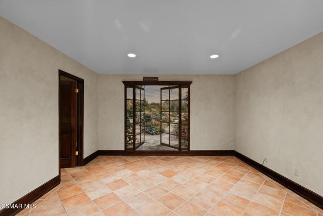 1561 Lookout Drive, Agoura Hills CA: https://media.crmls.org/mediaz/d8885abc-066a-4387-97d3-fec4045fcd36.jpg