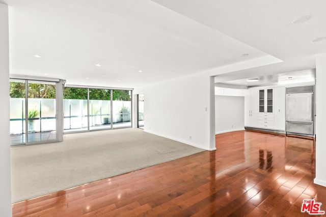 535 OCEAN Avenue, Santa Monica CA: https://media.crmls.org/mediaz/d88864ba-3c5b-43e0-9530-1e22953fa3fc.jpg