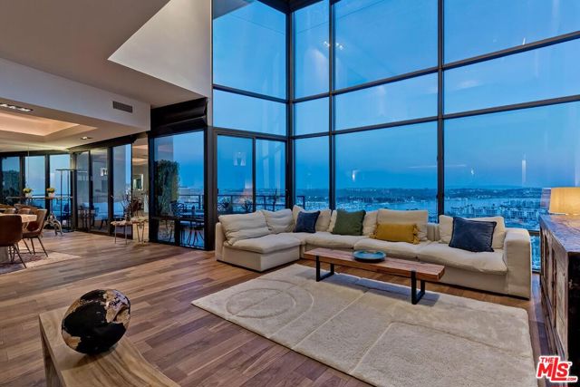 4335 Marina City Drive, Marina del Rey CA: https://media.crmls.org/mediaz/d88a1e70-91dc-4e54-b957-78b46a9f01d5.jpg