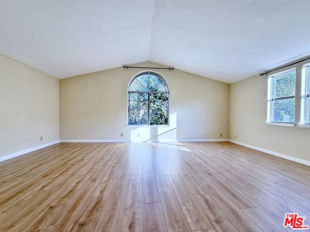 22208 Frontier Place, Chatsworth CA: https://media.crmls.org/mediaz/d88a5965-d06c-4f2c-a72d-25cdc1be323b.jpg