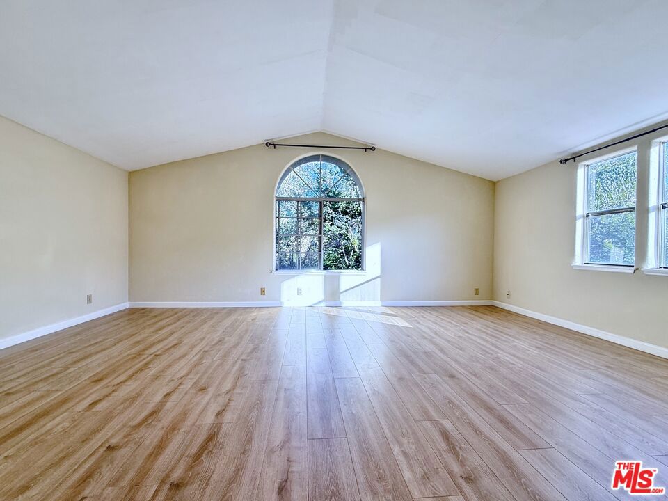 https://media.crmls.org/mediaz/d88a5965-d06c-4f2c-a72d-25cdc1be323b.jpg?preset=X-Large