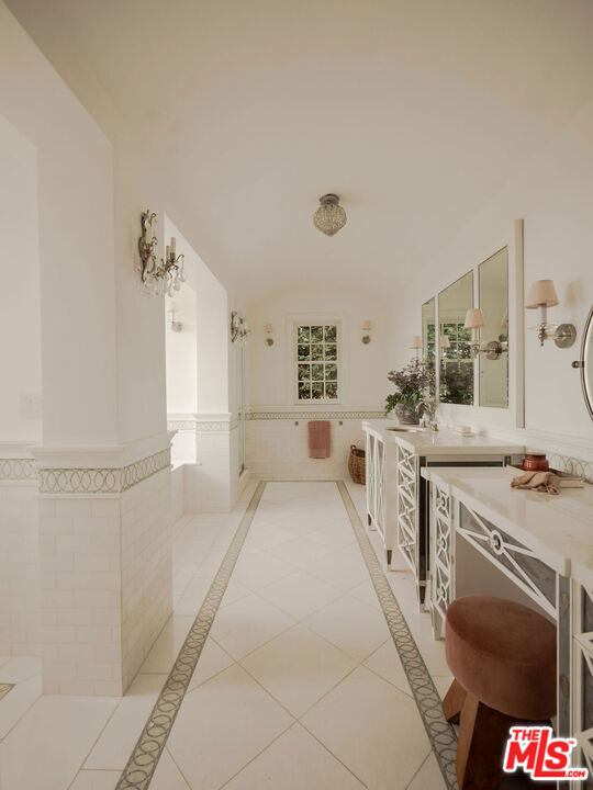 https://media.crmls.org/mediaz/d88a7987-a5c7-49a4-9954-7ec7ca11e4e5.jpg?preset=X-Large