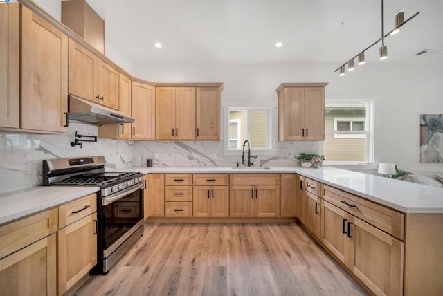 3031 Logan St, Oakland CA: https://media.crmls.org/mediaz/d88ad65a-35bf-4037-9444-c1c4883619ea.jpg