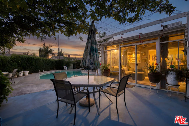 9610 Odessa Avenue, Northridge CA: https://media.crmls.org/mediaz/d88d2b84-01a4-480a-a1a9-b3cfacb81850.jpg