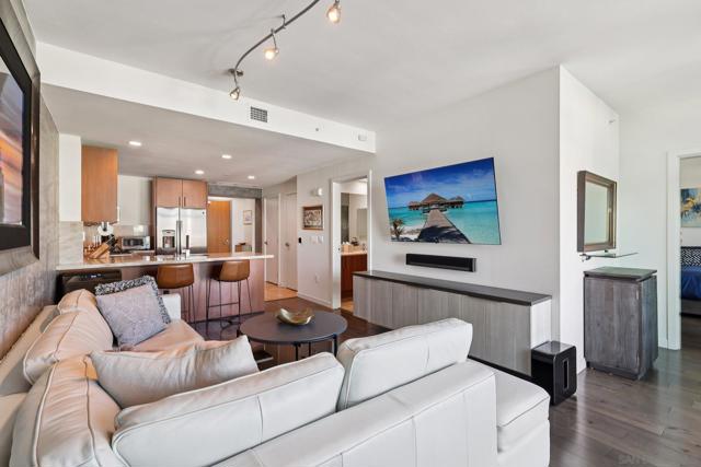 800 The Mark Ln, San Diego CA: https://media.crmls.org/mediaz/d88da370-c0f9-4880-b76b-303f1a7506dc.jpg